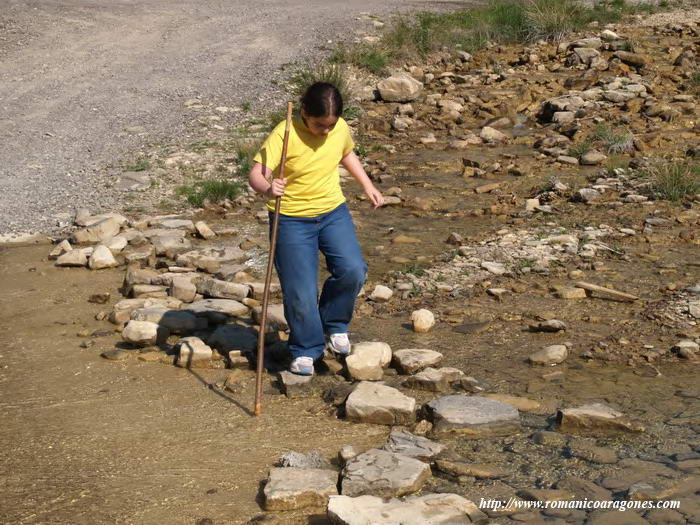 BELEN CRUZANDO EL RIO LUBIERRE EN ESTIAJE